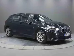 Svart Begagnad 2022 BMW 118 Halvkombi | 249 000 kr