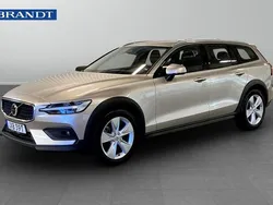 Ljusgrå (grå) Begagnad 2023 Volvo V60 CC Core Kombi | 369 900 kr (Marknadspris)