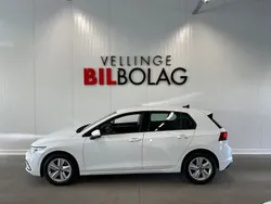 Vit Begagnad 2022 VW Golf VIII Halvkombi | 214 500 kr (Marknadspris)