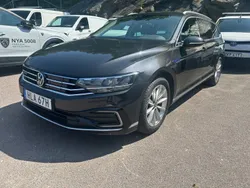 Mörkgrå Begagnad 2022 VW Passat GTE Kombi | 294 900 kr (Marknadspris)
