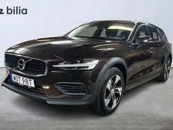 Mörkbrun Begagnad 2019 Volvo V60 CC SE Kombi | 249 900 kr (Marknadspris)