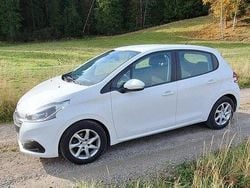 Vit Begagnad 2015 Peugeot 208 Halvkombi | 70 000 kr (Marknadspris)