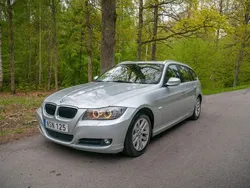 Ljusgrå (grå) Begagnad 2010 BMW 320 Comfort Edition Kombi | 99 500 kr (Marknadspris)