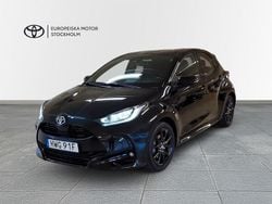 Svart (svart metallic) Begagnad 2022 Toyota Yaris Hybrid Style Halvkombi | 218 900 kr (Marknadspris)