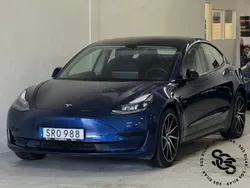 Mörkblå Begagnad 2021 Tesla Model 3 Standard Range Plus Sedan | 299 900 kr (Marknadspris)