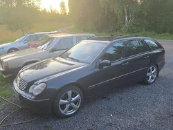 Blå Begagnad 2002 Mercedes C320 Avantgarde Kombi | 45 000 kr