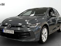 Mörkgrå (dolphin grey metallic) Begagnad 2024 VW Golf VIII Life Kombi | 304 900 kr (Marknadspris)