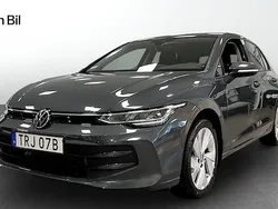 Mörkgrå (dolphin grey metallic) Begagnad 2024 VW Golf VIII Life Kombi | 304 900 kr (Marknadspris)