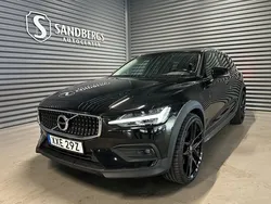 Svart Begagnad 2020 Volvo V60 CC Momentum Kombi | 254 500 kr (Marknadspris)