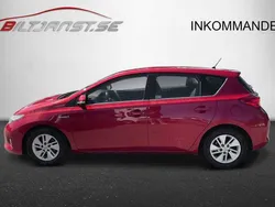 Röd Begagnad 2013 Toyota Auris Hybrid Active Halvkombi | 119 900 kr