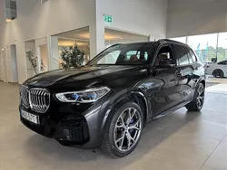 Svart (safirsvart metallic) Begagnad 2022 BMW X5 iPerformance SUV | 659 900 kr (Marknadspris)