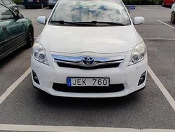 Vit Begagnad 2010 Toyota Auris Hybrid Comfort Halvkombi | 105 000 kr (Marknadspris)