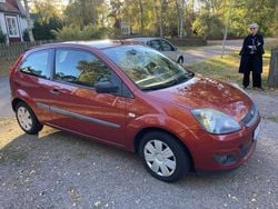 Röd Begagnad 2006 Ford Fiesta Halvkombi | 23 500 kr (Marknadspris)