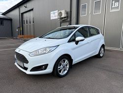 Vit Begagnad 2017 Ford Fiesta Halvkombi | 128 000 kr (Marknadspris)