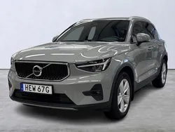 Grå Begagnad 2023 Volvo XC40 Core SUV | 349 900 kr (Marknadspris)