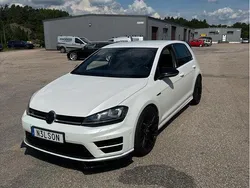 Vit Begagnad 2015 VW Golf VII R Halvkombi | 262 000 kr (Dyr)