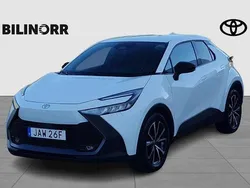Vit Begagnad 2024 Toyota C-HR Style SUV | 359 900 kr (Marknadspris)