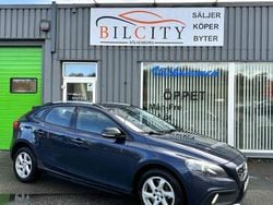 Blå Begagnad 2014 Volvo V40 CC Momentum Kombi | 109 900 kr (Marknadspris)