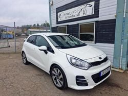 Vit Begagnad 2016 Kia Rio Halvkombi | 74 900 kr (Marknadspris)