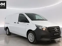 Röd (jupiterröd) Ny 2025 Mercedes e-Vito Minibuss | 689 000 kr (Marknadspris)