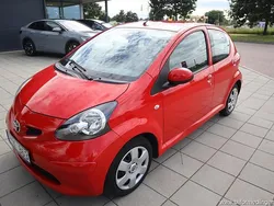 Röd svart Begagnad 2007 Toyota Aygo Halvkombi | 34 900 kr (Marknadspris)