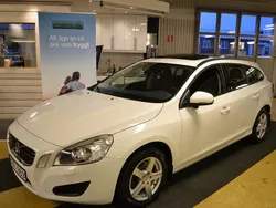 Vit Begagnad 2011 Volvo V60 Kinetic Kombi | 109 500 kr (Marknadspris)