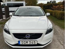 Vit Begagnad 2015 Volvo V40 Momentum Kombi | 135 000 kr (Marknadspris)
