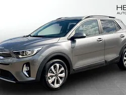 Grå (grey) Ny 2025 Kia Stonic 4 SUV | 257 600 kr (Bra pris)