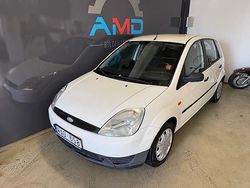 Vit Begagnad 2004 Ford Fiesta Halvkombi | 14 900 kr (Marknadspris)