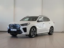 Vit Begagnad 2024 BMW iX2 M Sport SUV | 519 900 kr (Marknadspris)