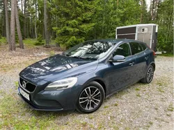 Blå Begagnad 2017 Volvo V40 Momentum Kombi | 98 000 kr (Marknadspris)