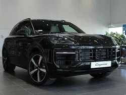 Svart Ny 2025 Porsche Cayenne S E-Hybrid SUV | 1 495 000 kr