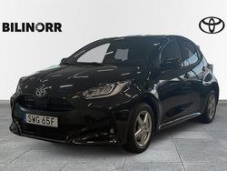 Svart Begagnad 2022 Toyota Yaris Hybrid Halvkombi | 224 900 kr (Marknadspris)