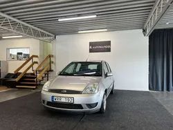 Ljusgrå Begagnad 2005 Ford Fiesta Halvkombi | 19 900 kr (Marknadspris)