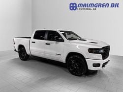 Vit (ivory 3 coat paint) Ny 2025 RAM 1500 Pickup | 1 123 750 kr (Marknadspris)