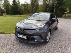 Grå Begagnad 2017 Toyota C-HR SUV | 189 000 kr (Lite dyr)