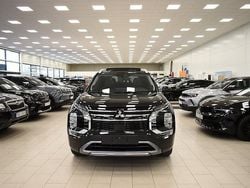 Svart Ny 2025 Mitsubishi Outlander P-HEV Instyle SUV | 619 900 kr (Marknadspris)