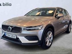 Grå Begagnad 2023 Volvo V60 CC Kombi | 374 900 kr (Marknadspris)