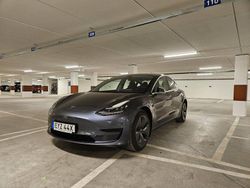 Grå Begagnad 2020 Tesla Model 3 Standard Range Plus Sedan | 289 000 kr (Lite dyr)