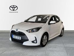 Vit Begagnad 2021 Toyota Yaris Hybrid Active Halvkombi | 204 000 kr (Marknadspris)