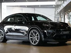 Svart Begagnad 2024 Porsche Macan 4 Electric SUV | 869 000 kr (Marknadspris)