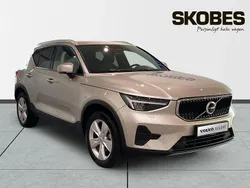 Ljusgrå (grå) Begagnad 2024 Volvo XC40 Core SUV | 358 900 kr (Marknadspris)