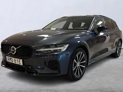 Mörkblå Begagnad 2022 Volvo V60 Plus Kombi | 479 900 kr (Dyr)