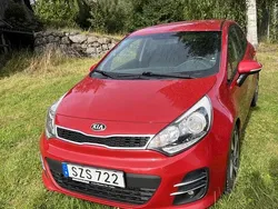 Röd Begagnad 2016 Kia Rio Halvkombi | 96 000 kr (Marknadspris)