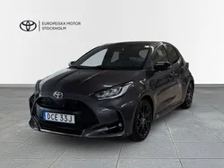 Mörkgrå Begagnad 2023 Toyota Yaris Hybrid Skyview Edition Halvkombi | 244 900 kr (Marknadspris)