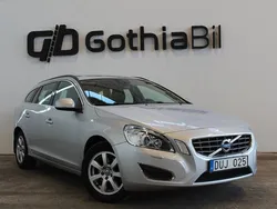 Ljusgrå (grå) Begagnad 2011 Volvo V60 Momentum Kombi | 119 900 kr (Marknadspris)