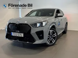 Grå Begagnad 2024 BMW iX2 M Sport SUV | 529 000 kr (Marknadspris)
