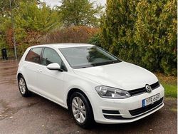 Vit Begagnad 2017 VW Golf VII Halvkombi | 149 000 kr (Marknadspris)