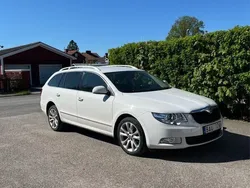 Vit Begagnad 2013 Skoda Superb Elegance Kombi | 75 000 kr (Marknadspris)