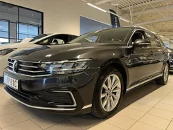 Mörkgrå (grå) Begagnad 2023 VW Passat GTE Kombi | 299 900 kr
